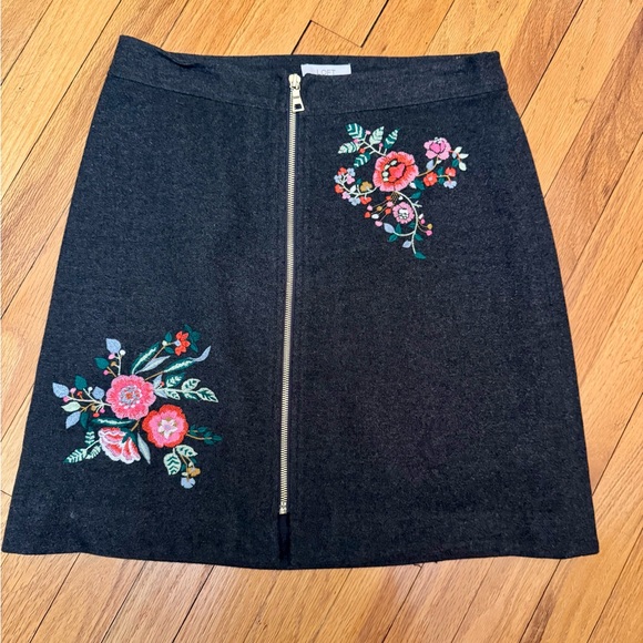 LOFT Dresses & Skirts - Loft Sz 4 Gray Wool Blend EUC front zip skirt Embroidered Floral
